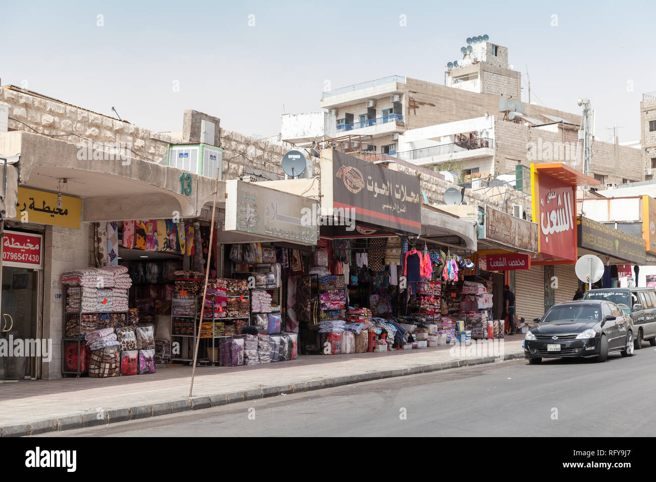 Aqaba Giordania - 18 Maggio 2018: Street View di Aqaba città con macchine parcheggiate vicino a negozi turistici Foto Stock