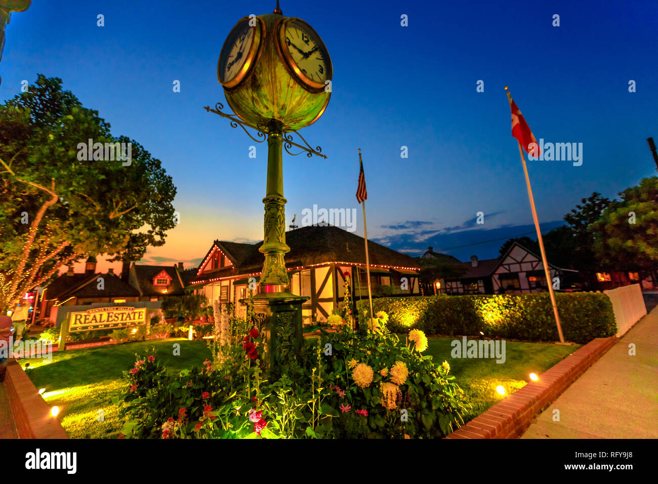 Solvang, California, Stati Uniti - Agosto 10, 2018: orologio Vintage in via principale alla sera nel centro storico di Solvang Villaggio Danese Foto Stock