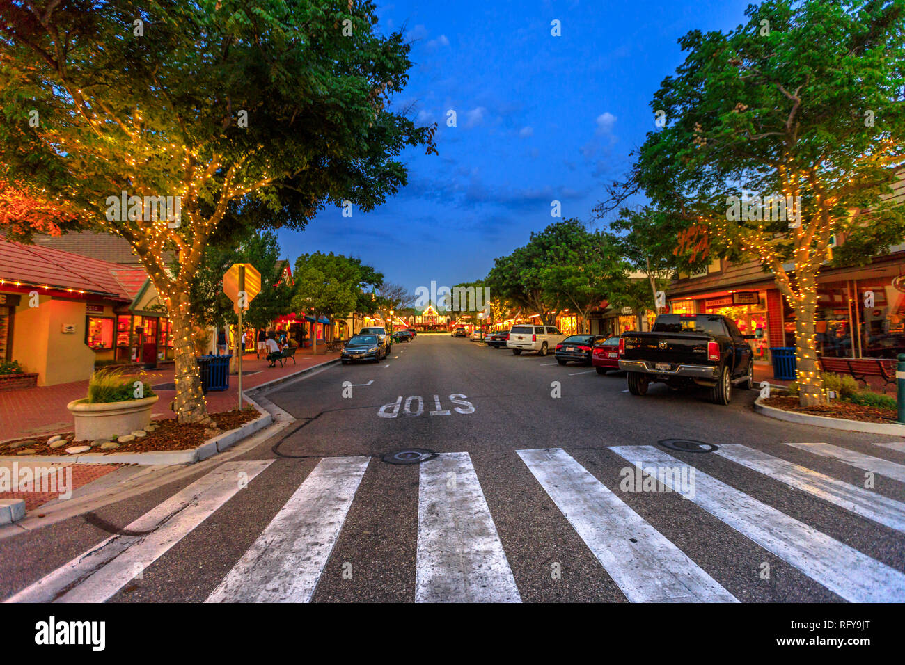 Solvang, California, Stati Uniti - Agosto 10, 2018: urban street scene in Solvang illuminata di notte. Villaggio Danese, famosa destinazione turistica Foto Stock