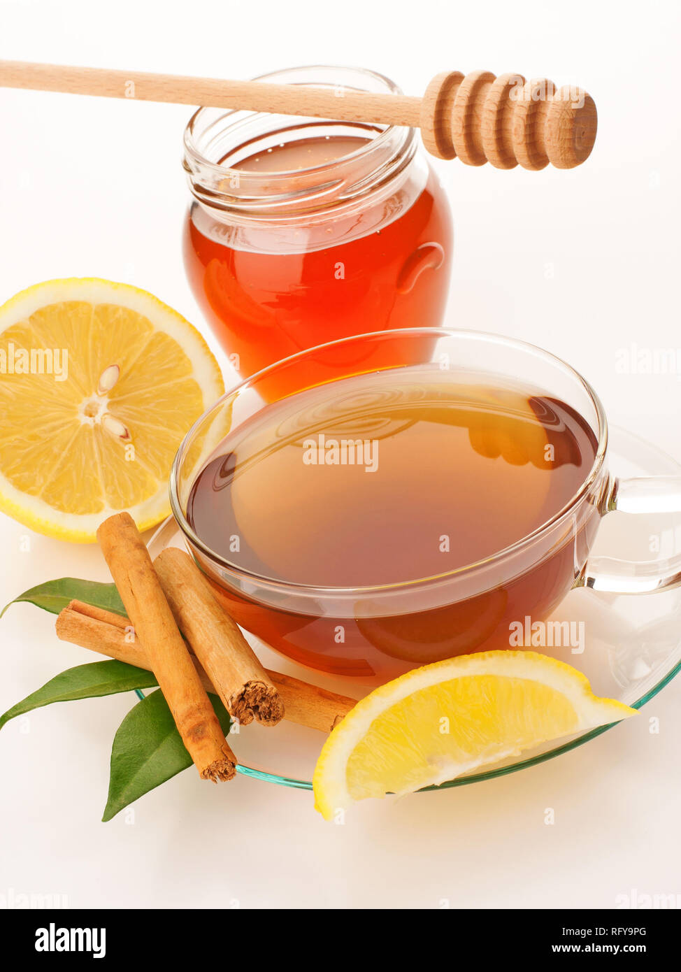 Il tè in tazza di vetro con il miele, succo di limone e cannella Foto stock  - Alamy