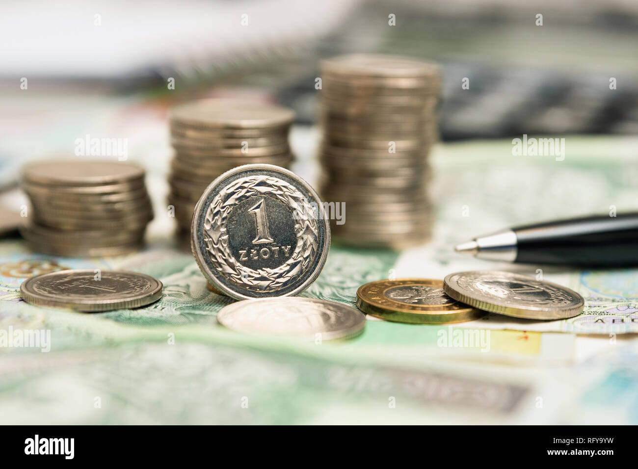 Valuta polacca, la pila di monete in polacco. Il 1 zloty moneta sorge in primo piano. Business e concetto finanziario Foto Stock