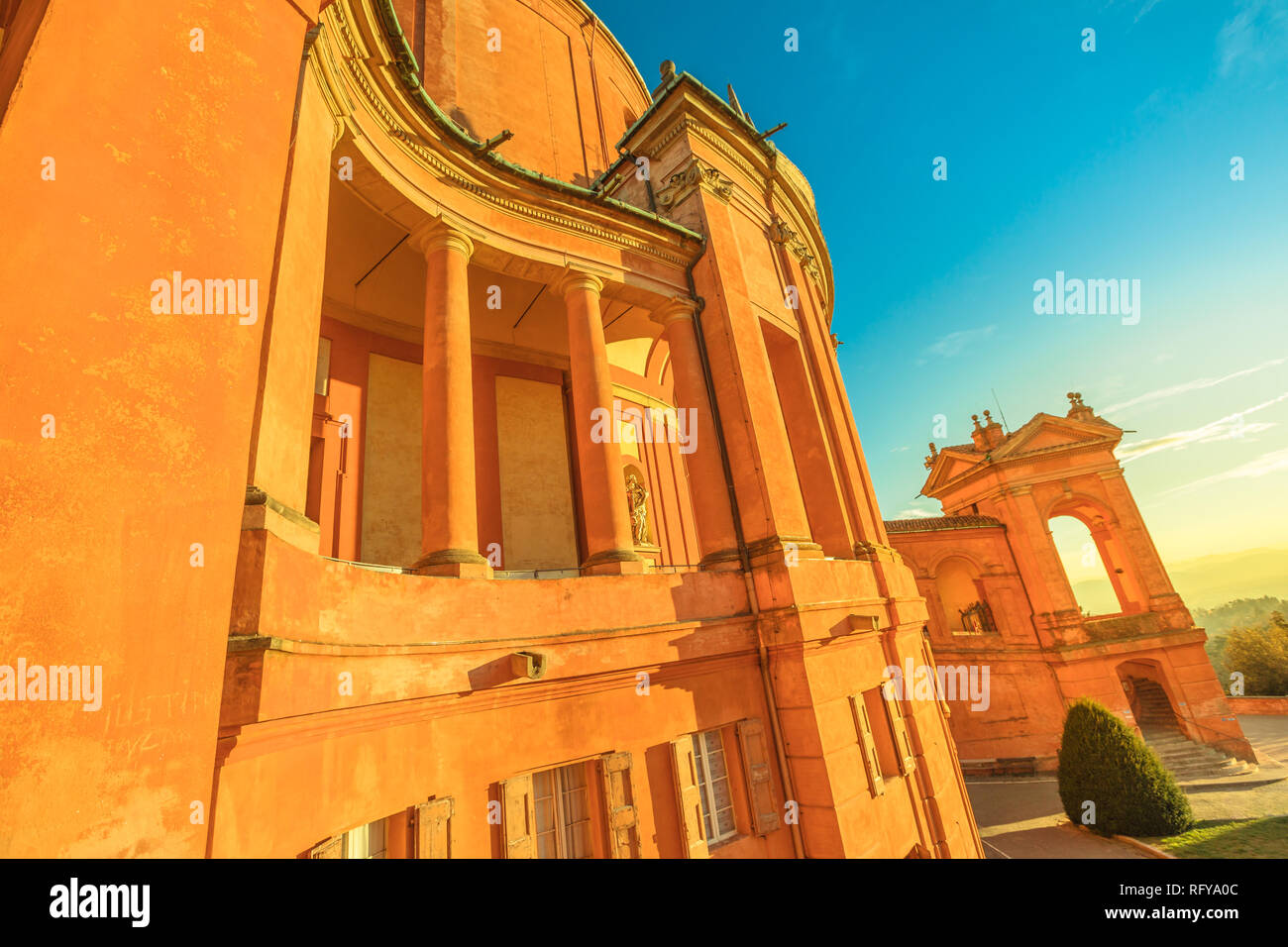 Storico edificio medievale sul Colle della Guardia a Bologna, Italia. Santuario della Madonna di San Luca con arcate. La chiesa della Beata Vergine di Foto Stock