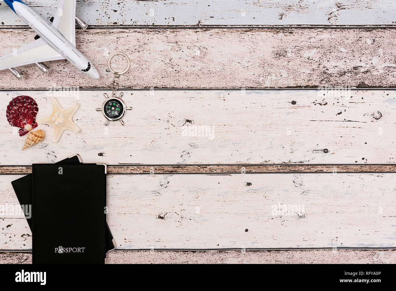 Estate accessori da viaggio su sfondo di legno. Pianificazione del viaggio top view concept Foto Stock