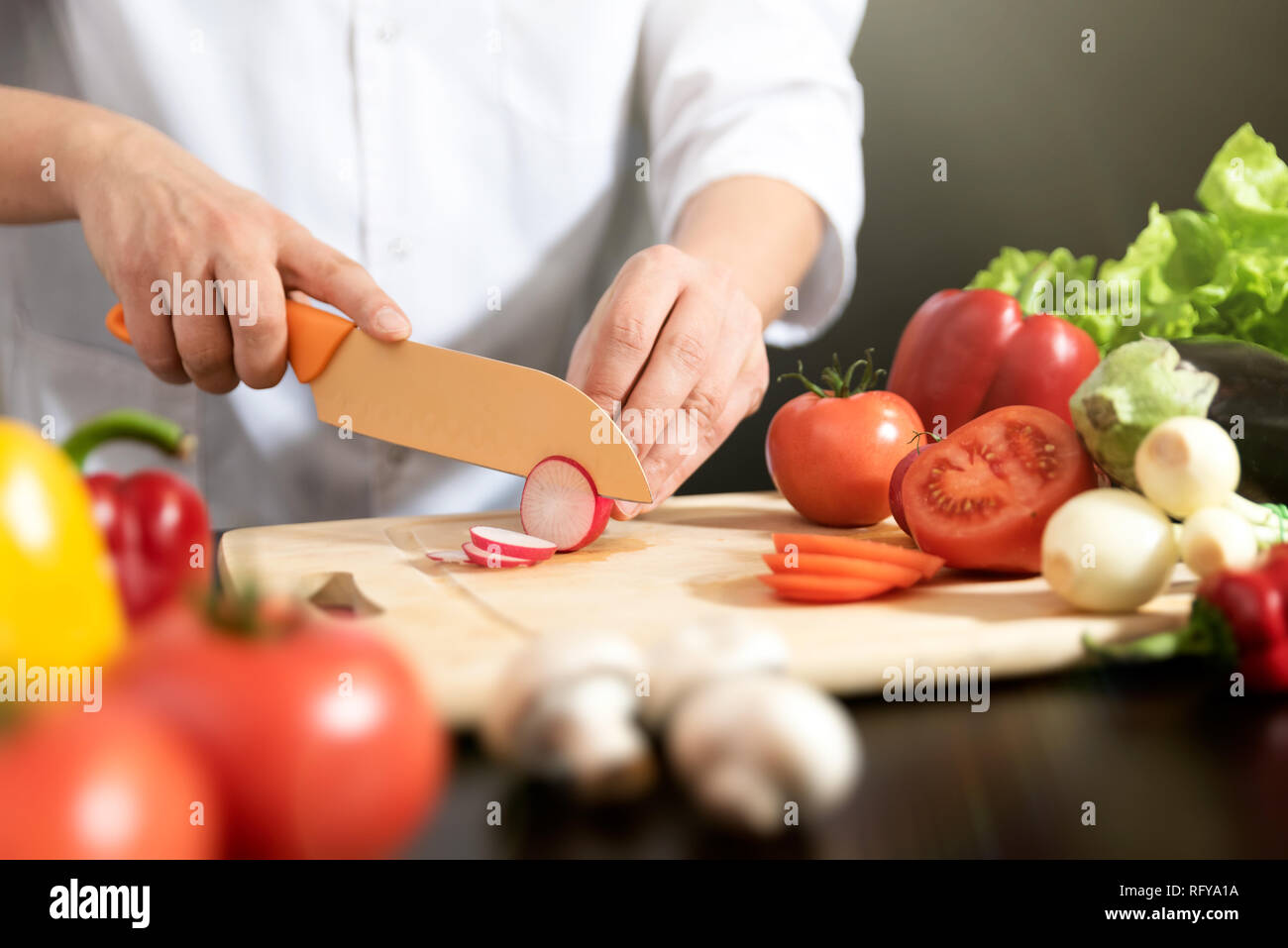 Lo chef prepara le verdure fresche. Cucina, Alimentazione sana nozione Foto Stock