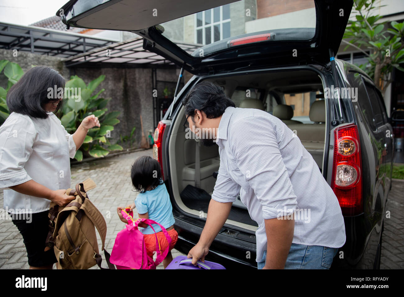 Famiglia metta una valigia a La Baule auto Foto Stock