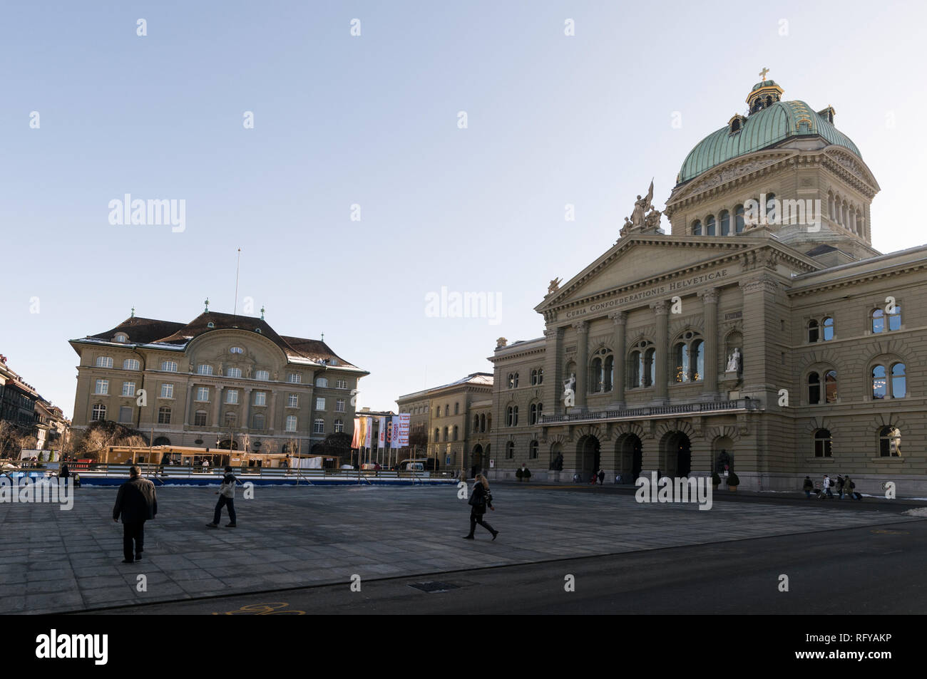 L'Assemblea federale, e all'estremità della piazza federale (Bundesplatz) è la sede della Banca nazionale svizzera (BNS) a Berna, SVIZZ Foto Stock