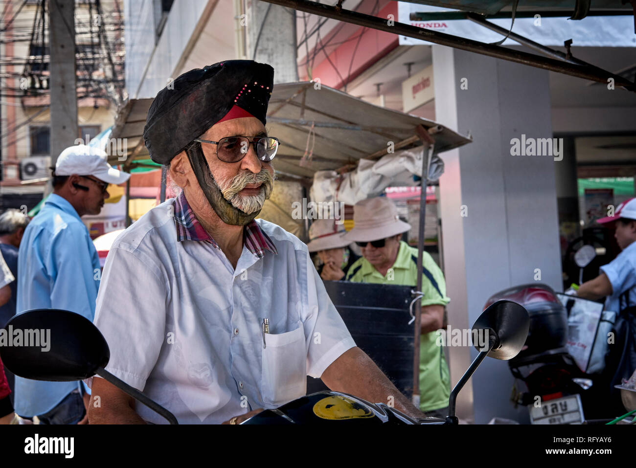 Abbigliamento indiano Sikh senior e tradizionale turbano Foto Stock