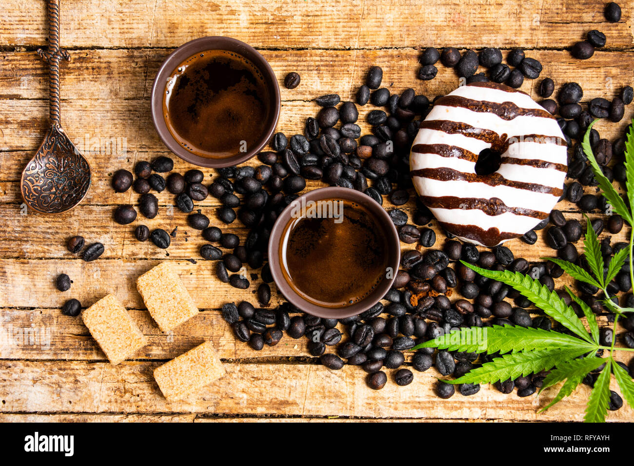 I chicchi di caffè con la marijuana pianta vista del piano portapaziente Foto Stock