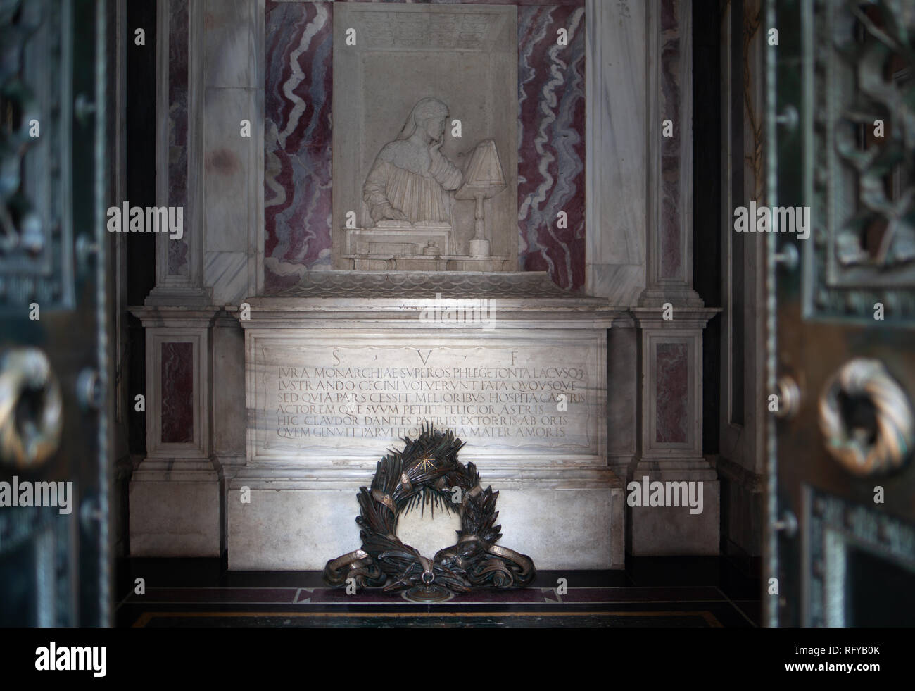 La Tomba di Dante è un italiano neoclassico monumento nazionale costruita sopra la tomba del poeta Dante Alighieri. Foto Stock