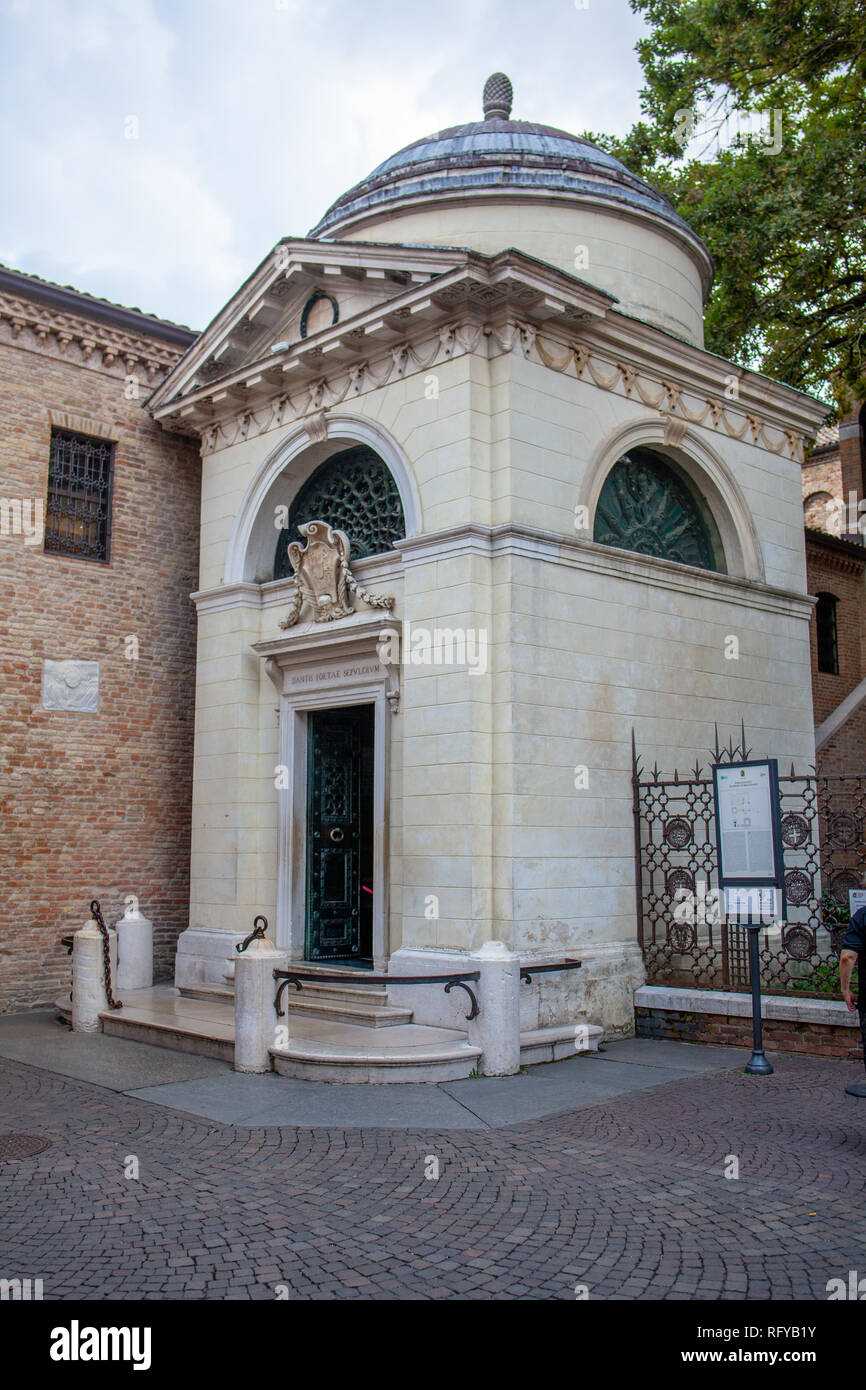 La Tomba di Dante è un italiano neoclassico monumento nazionale costruita sopra la tomba del poeta Dante Alighieri. Foto Stock