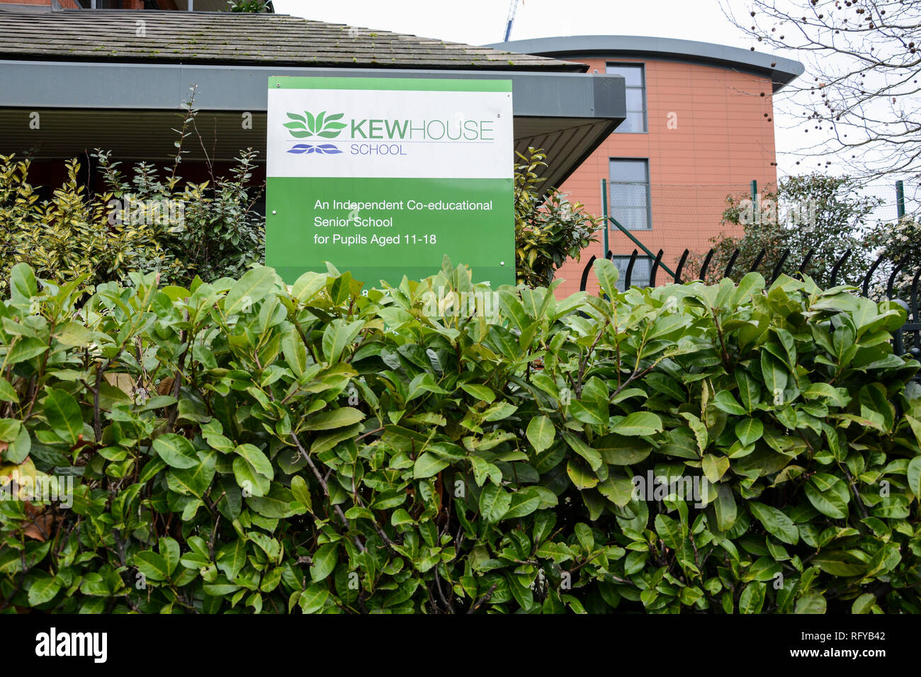 Esterno del Kew House School, capitale modo di interscambio, Brentford TW8 Foto Stock