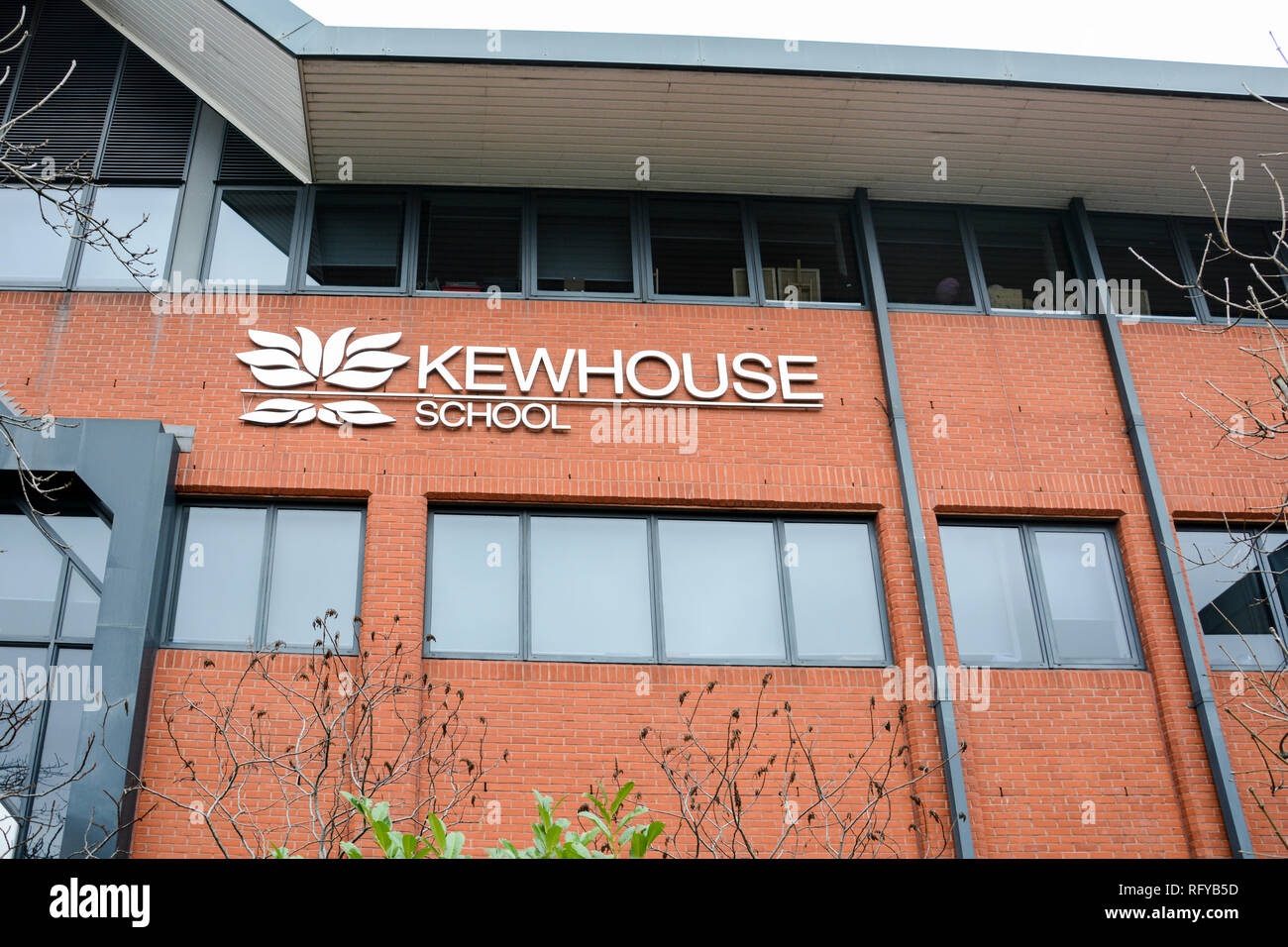 Esterno del Kew House School, capitale modo di interscambio, Brentford TW8 Foto Stock
