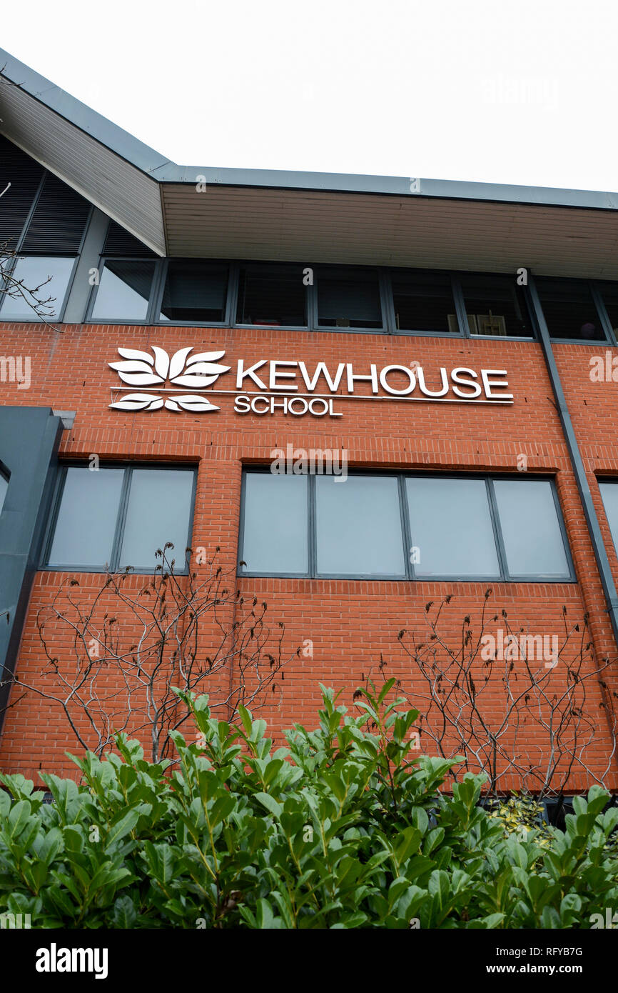 Esterno del Kew House School, capitale modo di interscambio, Brentford TW8 Foto Stock
