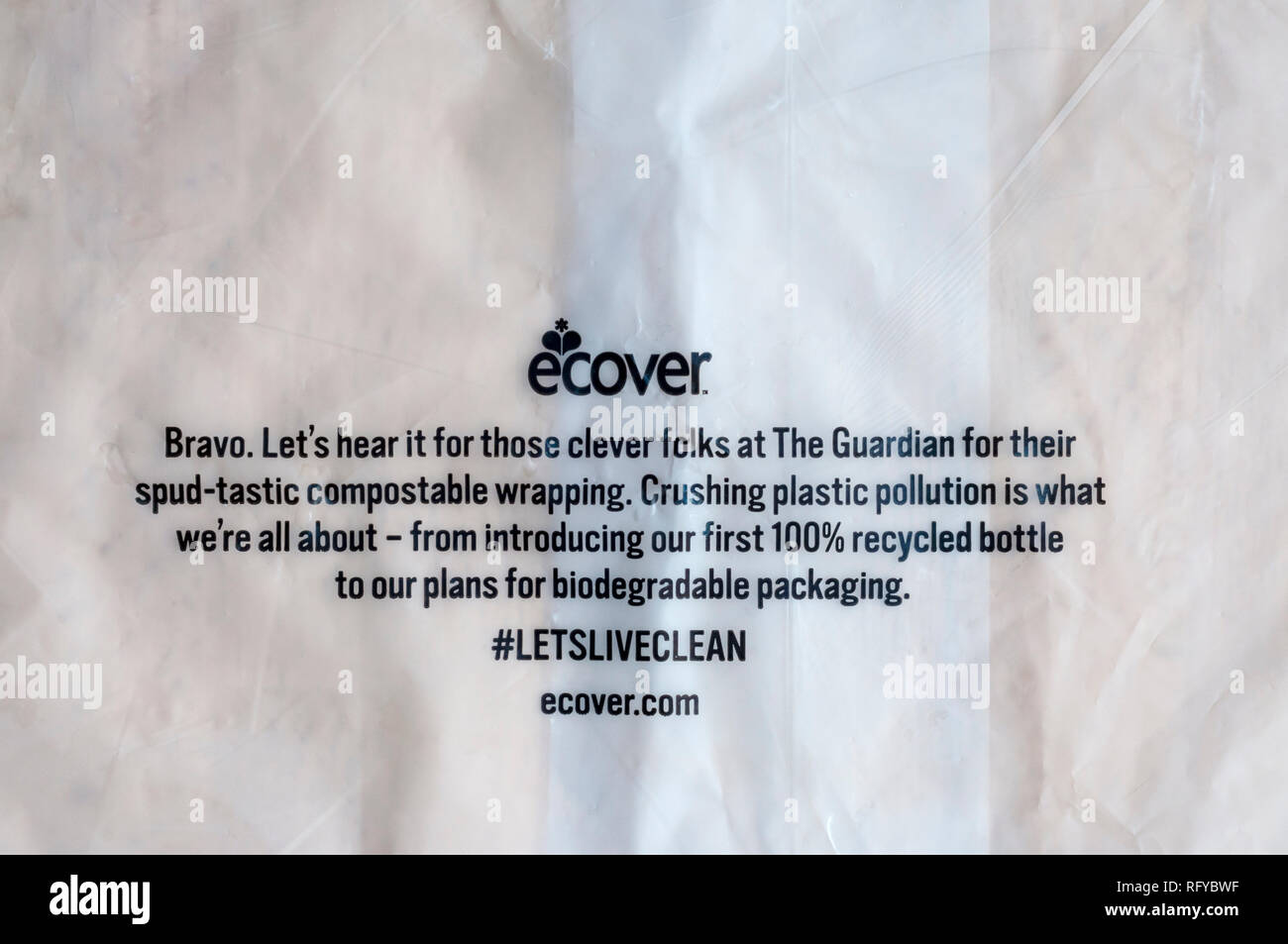 Compostabile sacchetto per Guardian magazine. Realizzato da biodegradabile amido di patate per ridurre l inquinamento di plastica. Foto Stock