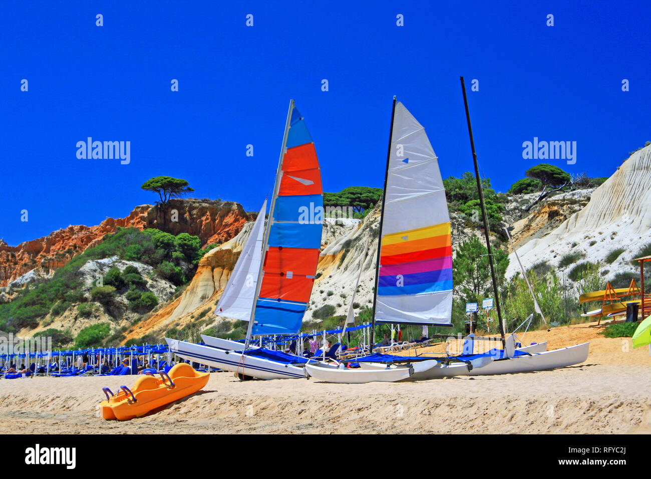 Sport d'acqua con catamarani sulla bella spiaggia di sabbia bianca per avere un po' di divertimento e azione con Foto Stock