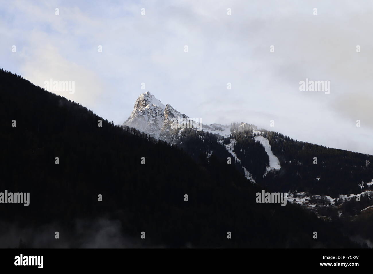 Bella mountainpeak presso sunrise in schruns, Austria. Foto Stock