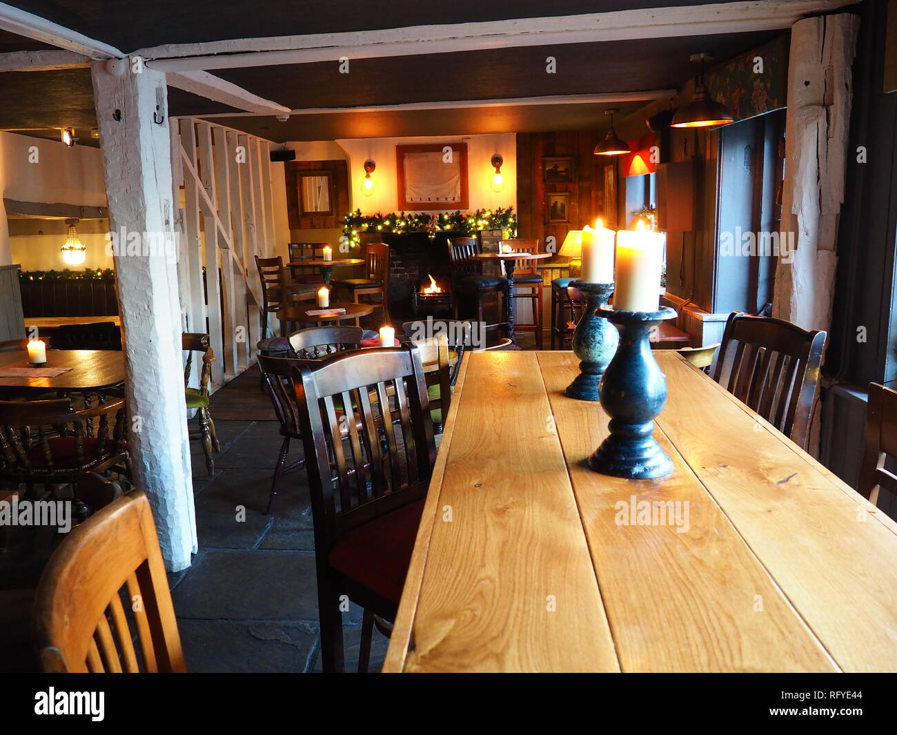Candele in un pub con le luci di Natale nella massa posteriore Foto Stock