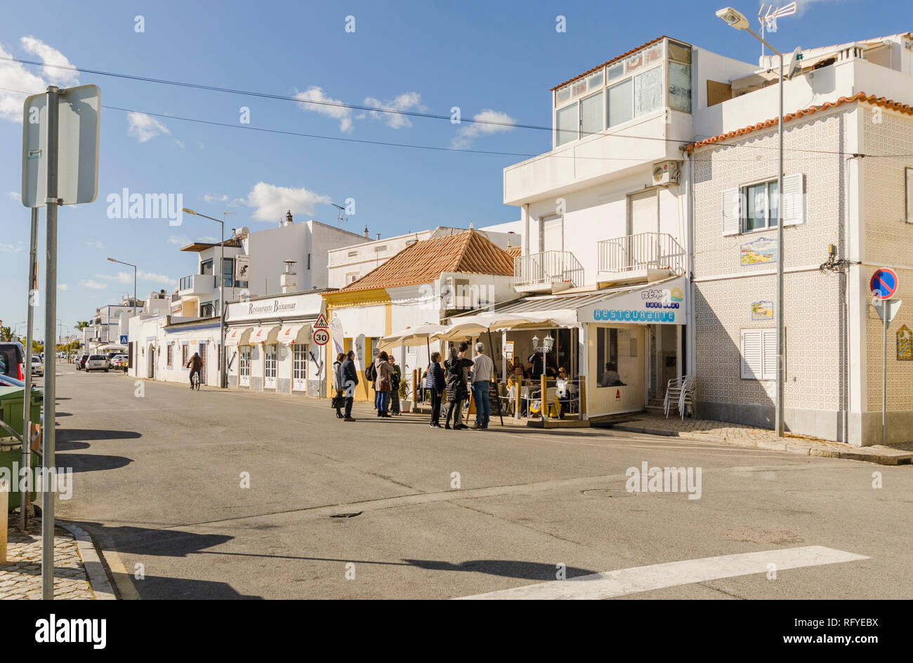 I visitatori in attesa di essere serviti al ristorante portoghese, Santa Luzia, Algarve, Portogallo, dell'Europa. Foto Stock