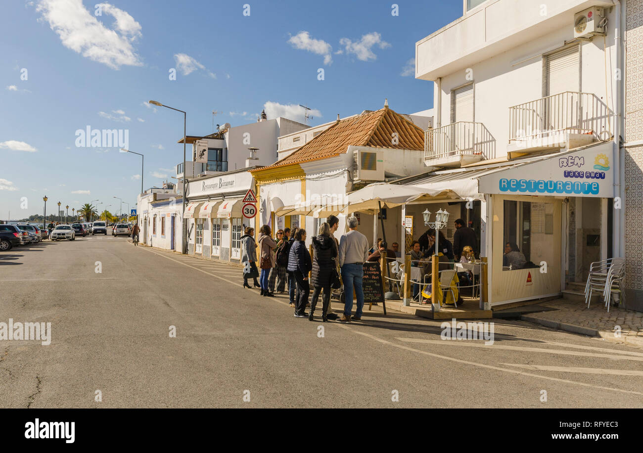 I visitatori in attesa di essere serviti al ristorante portoghese, Santa Luzia, Algarve, Portogallo, dell'Europa. Foto Stock