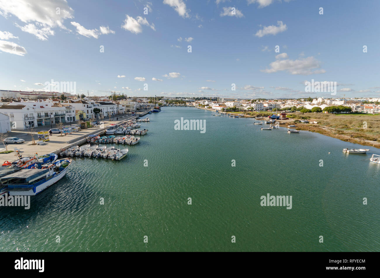 Tavira portogallo, vista panoramica della città di pescatori, Fiume Gilão, Tavira, Algarve, Portogallo, dell'Europa. Foto Stock