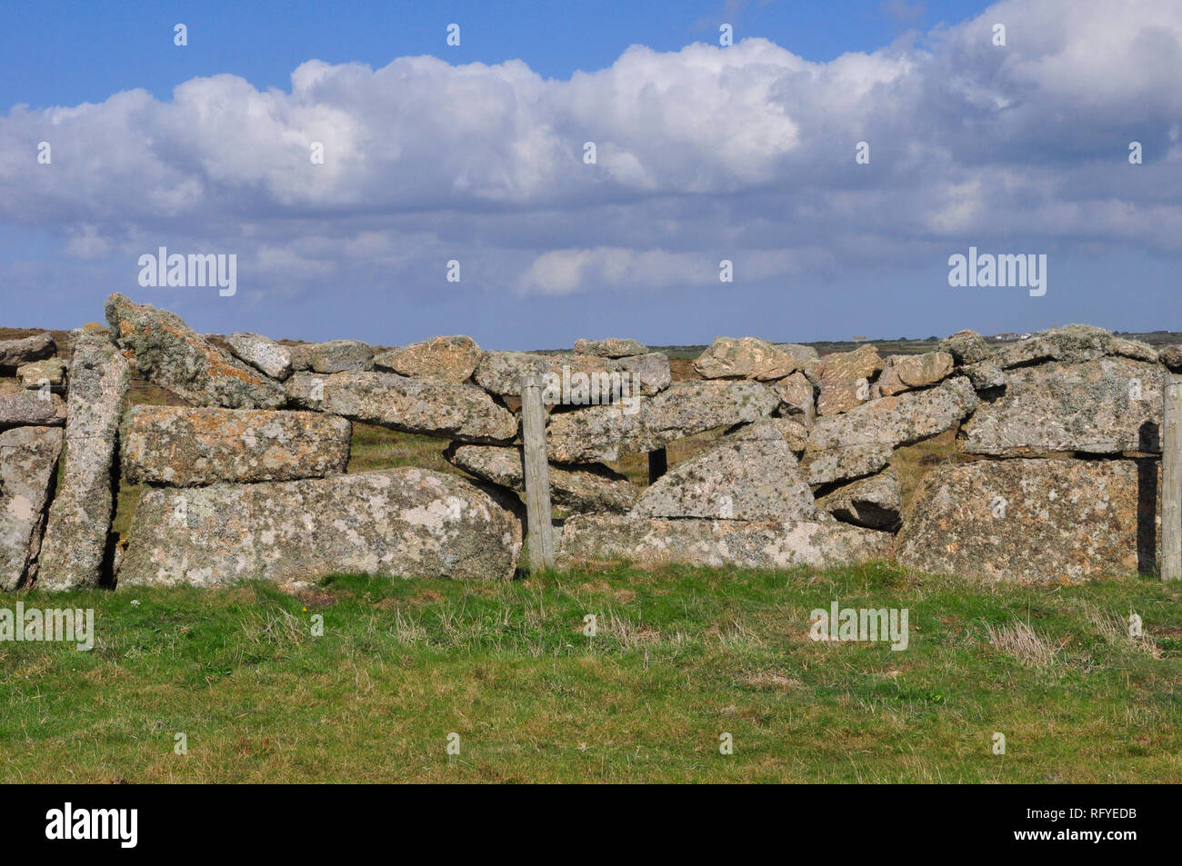 Grandi massi di granito crea un duraturo in pietra a secco.parete la parete è di licheni e muschi coperte grandi pietre con fori.Cornwall;UK;Inghilterra Foto Stock