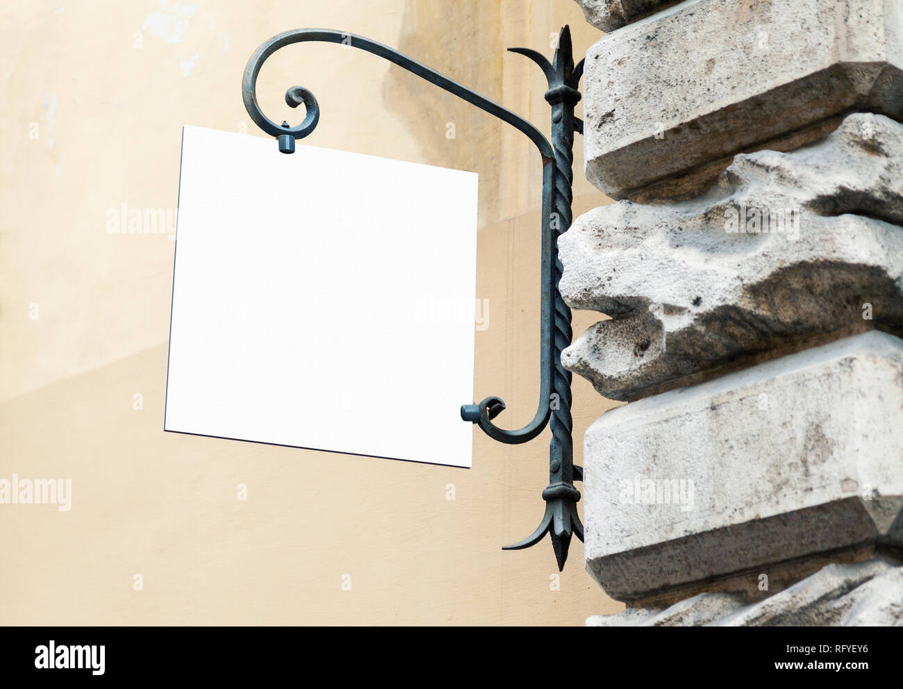 Vuoto bianco parete pensile segno mockup, quadrato stile classico insegne da esterno con spazio copia, società firmare per aggiungere un logo o testo Foto Stock