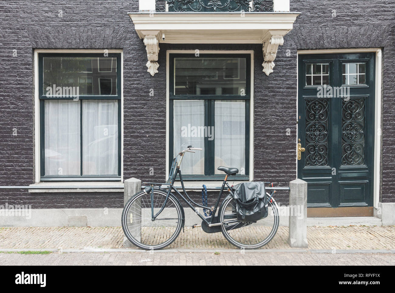 Typical Amsterdam old town street view nei Paesi Bassi con vecchie porte e finestre e vintage bicicletta, vista frontale orizzontale immagine diurna Foto Stock