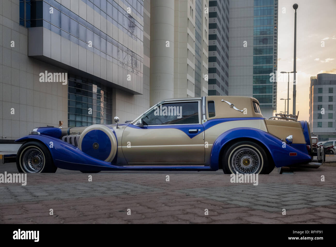 Vintage auto classica vista laterale, Abu Dhabi, Emirati arabi uniti Foto Stock