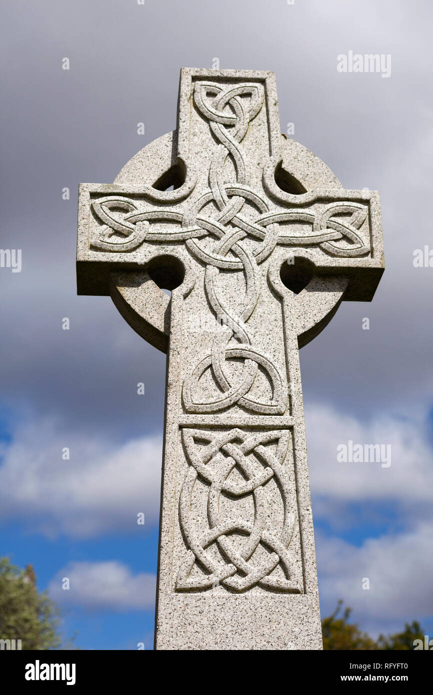 Celtic Cross sul memoriale di guerra, Rhu, Argyll, Scozia Foto Stock