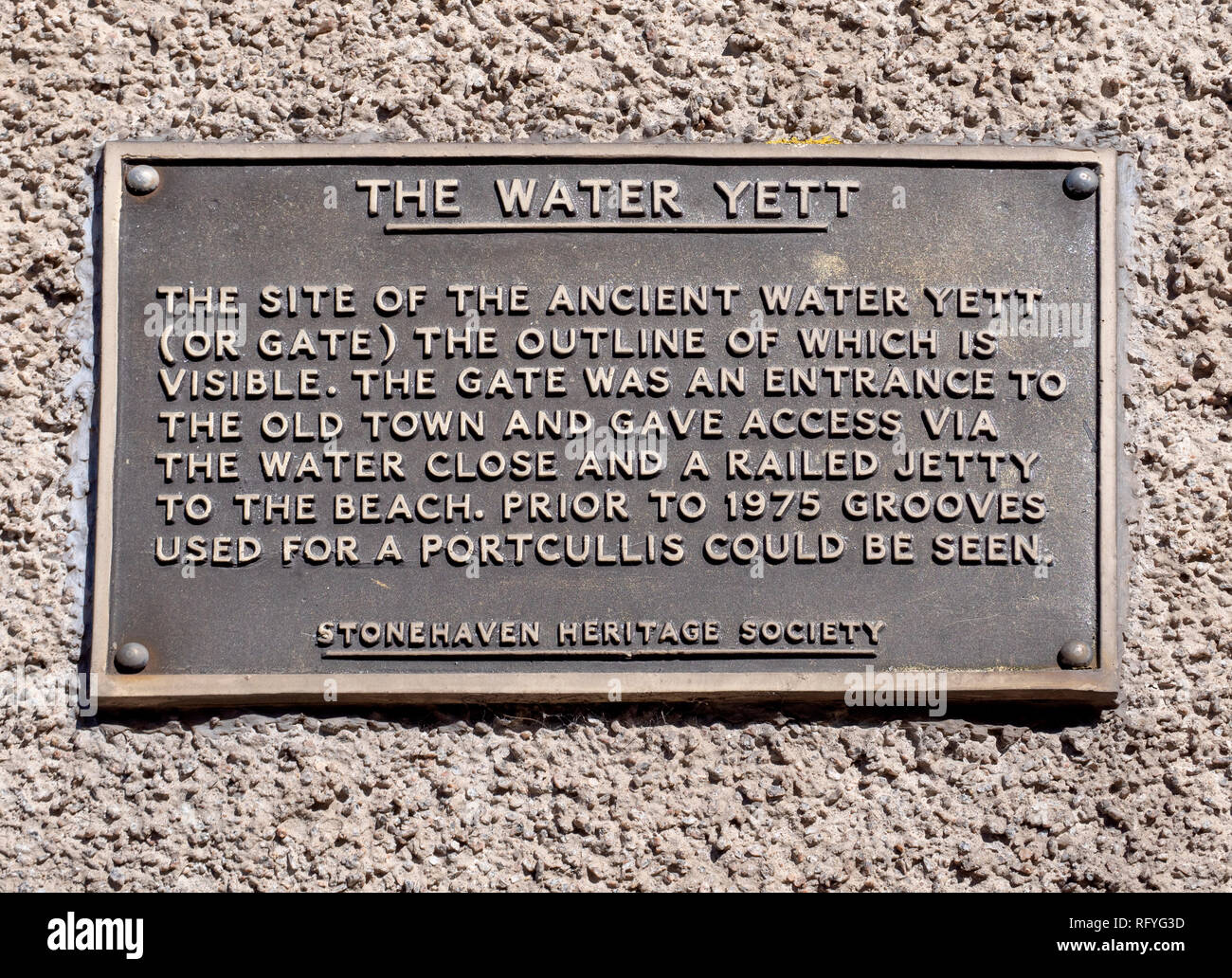 Placca del patrimonio re l'acqua Yett a High Street, Stonehaven, Aberdeenshire, Scotland, Regno Unito Foto Stock