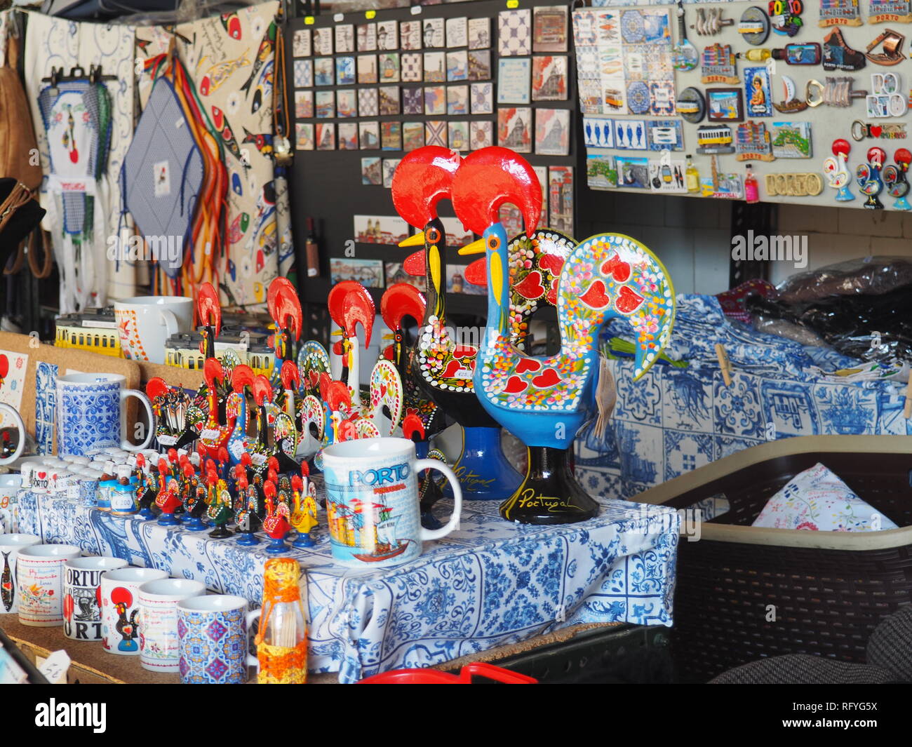 Gallo di Barcelos in un negozio di souvenir in Porto - Portogallo Foto Stock