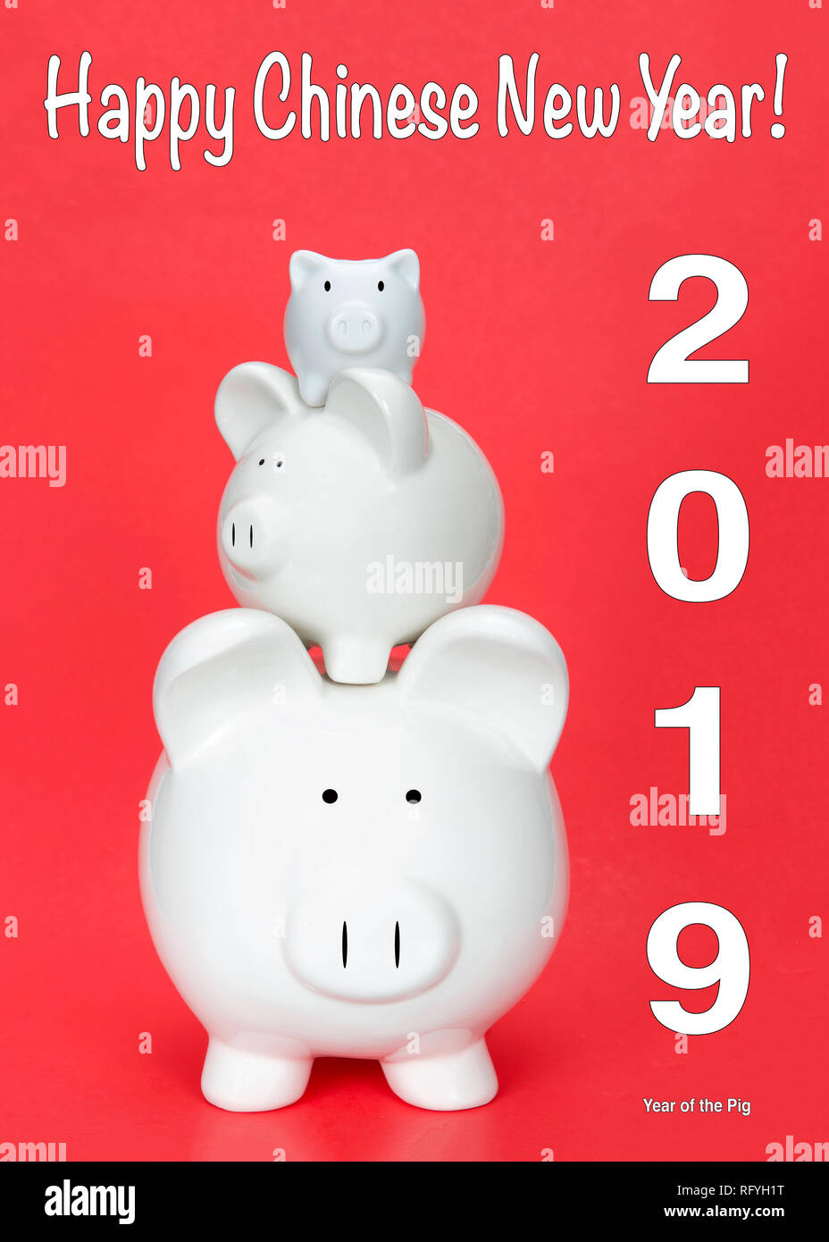 Felice Anno Nuovo Cinese, l'anno del maiale con tre piggy banche in varie dimensioni impilati gli uni sugli altri su sfondo rosso. Felice Anno Nuovo Cinese Foto Stock