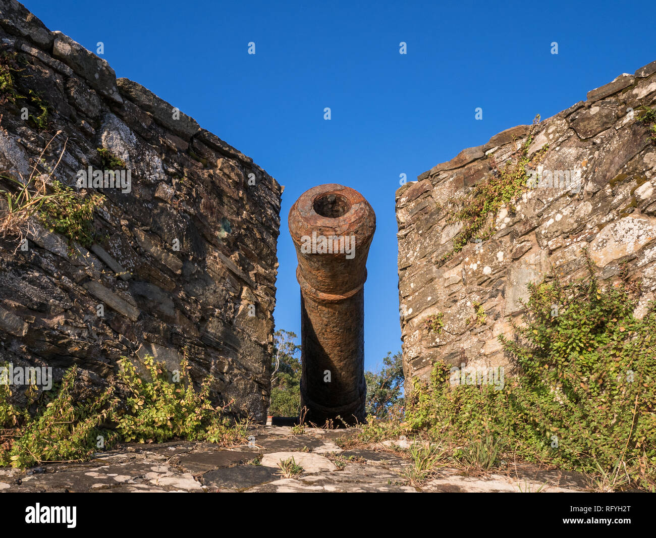 Il Cannone e merli della fortezza Castillo de la Concepción in Cedeira, rías altas, La Coruña, Spagna Foto Stock
