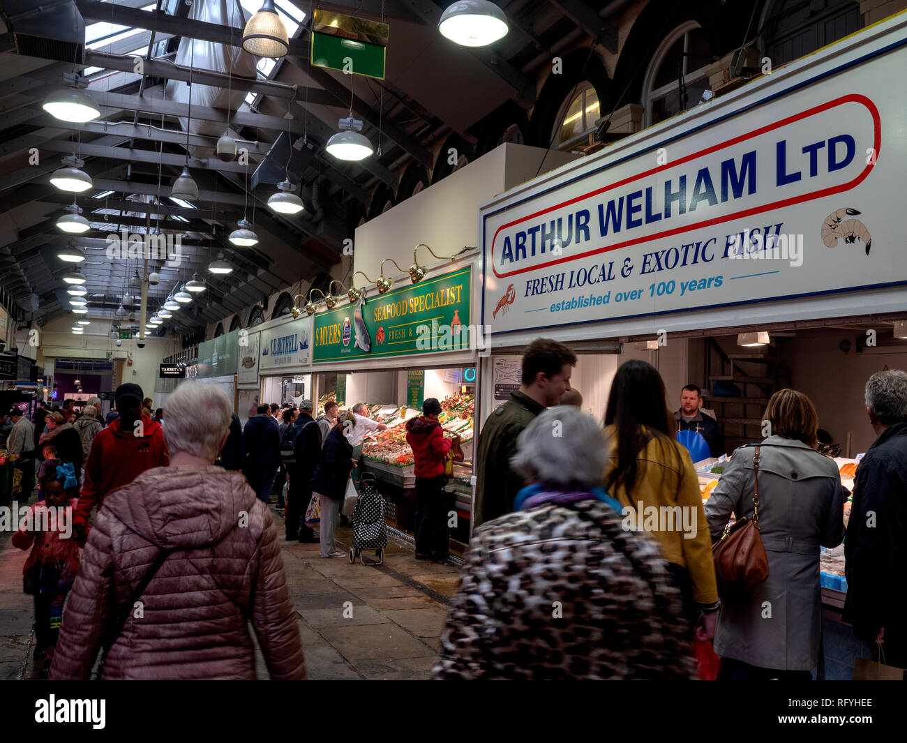 Gli amanti dello shopping nel gioco fila, Kirkgate Market, Leeds, West Yorkshire, Inghilterra, Regno Unito. Foto Stock