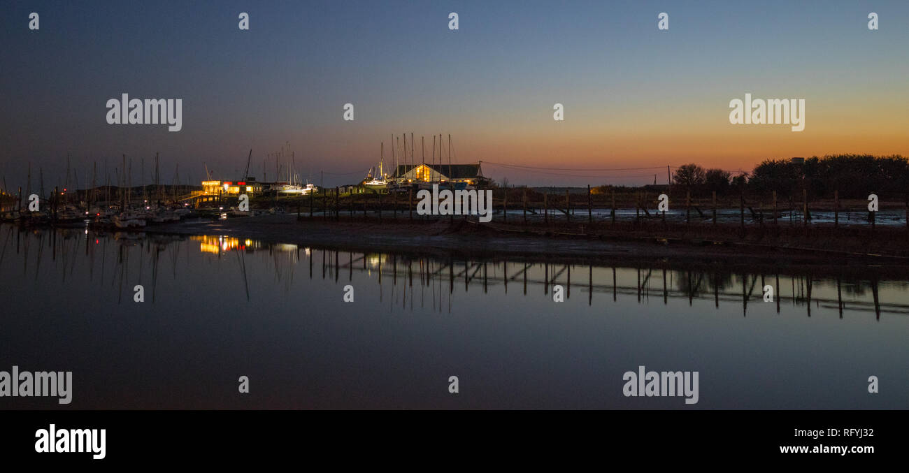 Le riflessioni di barche in acqua del fiume Arun al crepuscolo, Littlehampton, West Sussex, Regno Unito Foto Stock