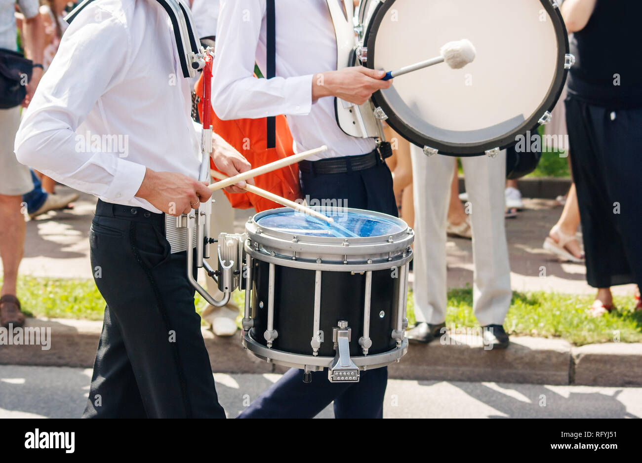 Due drumers giocando a un festival di musica jazz in un parco della città su soleggiate giornate estive Foto Stock
