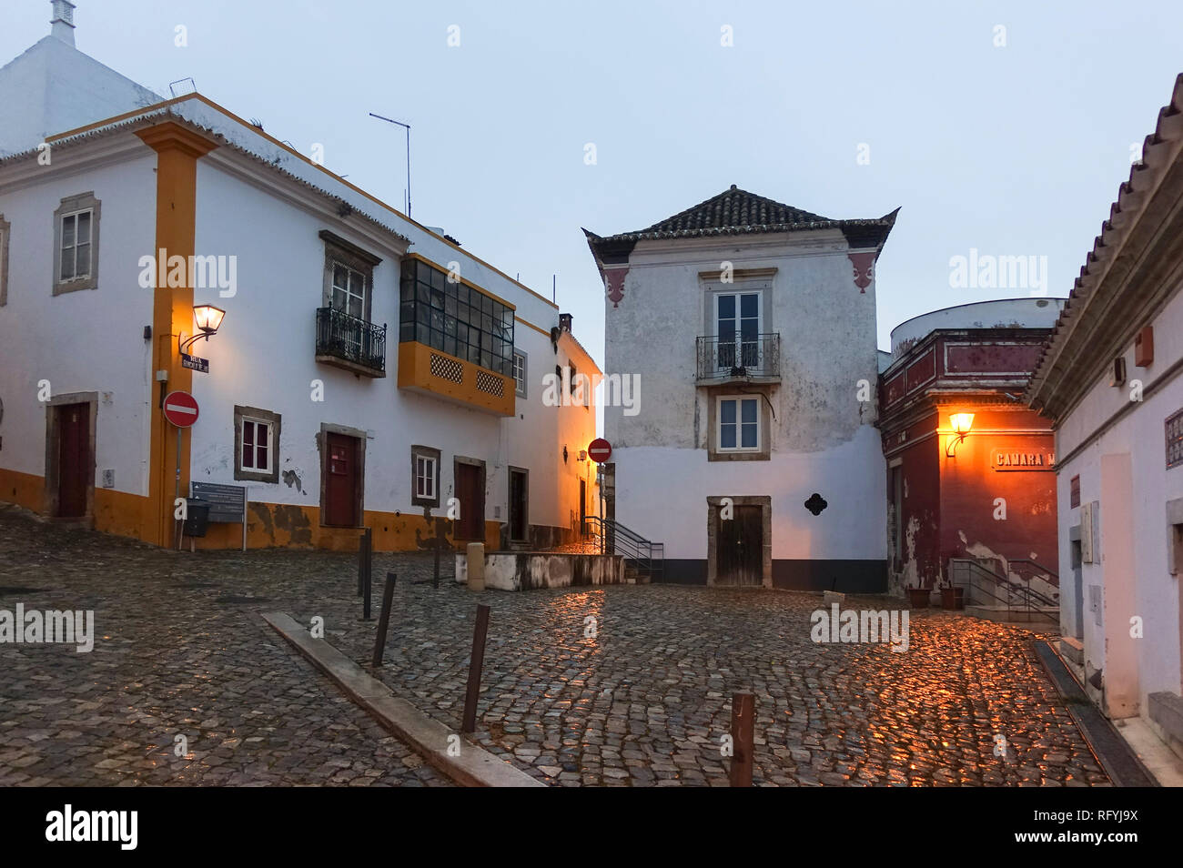 Tavira, Portogallo, strade acciottolate della città di pescatori, Tavira, Algarve, Portogallo, dell'Europa. Foto Stock