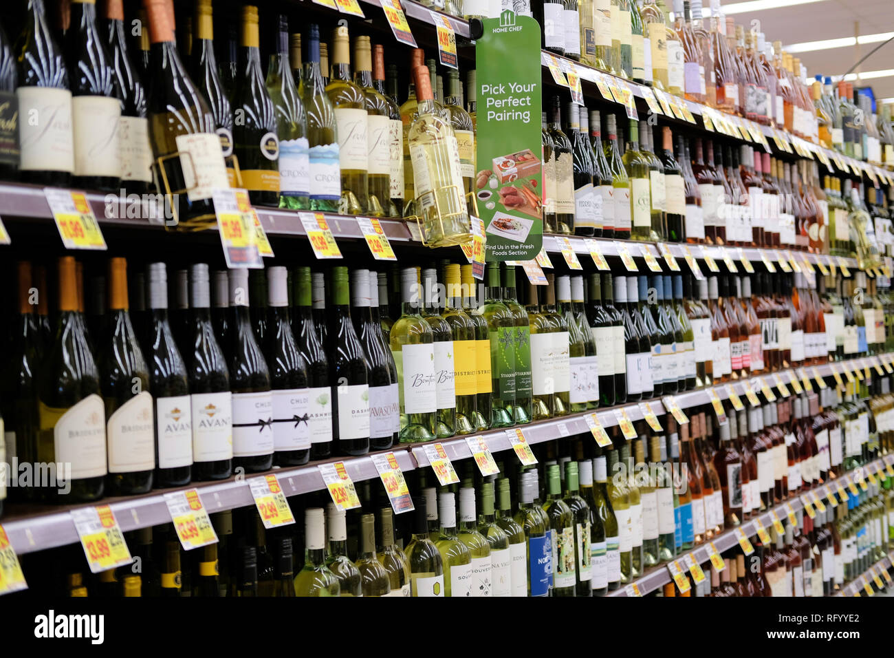 Scaffali di vino presso un negozio di alimentari interno; il vino per la vendita. Foto Stock