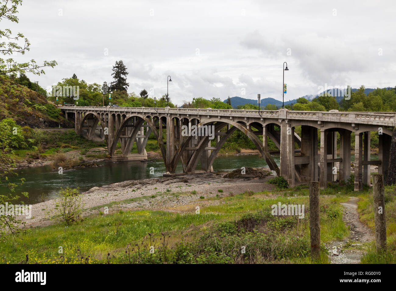 MYRTLE creek, Oregon - 17 Aprile 2014: Il North Main Street bridge over Sud Umpqua River in Myrtle Creek, o il 17 aprile 2014. Foto Stock MYRTLE creek, Oregon - 17 Aprile 2014: Il North Main Street bridge over Sud Umpqua River in Myrtle Creek, o il 17 aprile 2014. Foto Stock