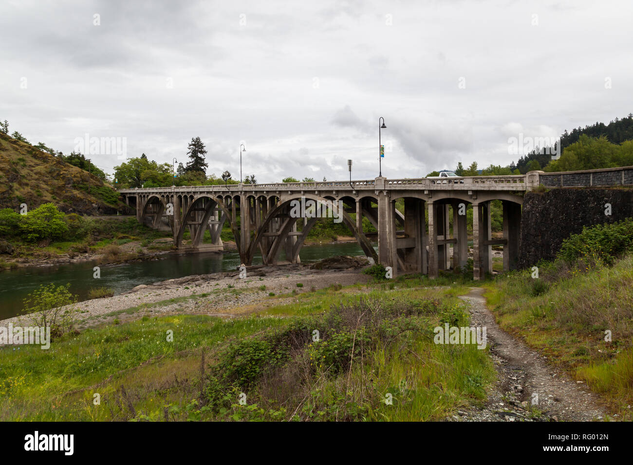 MYRTLE creek, Oregon - 17 Aprile 2014: Il North Main Street bridge over Sud Umpqua River in Myrtle Creek, o il 17 aprile 2014. Foto Stock MYRTLE creek, Oregon - 17 Aprile 2014: Il North Main Street bridge over Sud Umpqua River in Myrtle Creek, o il 17 aprile 2014. Foto Stock