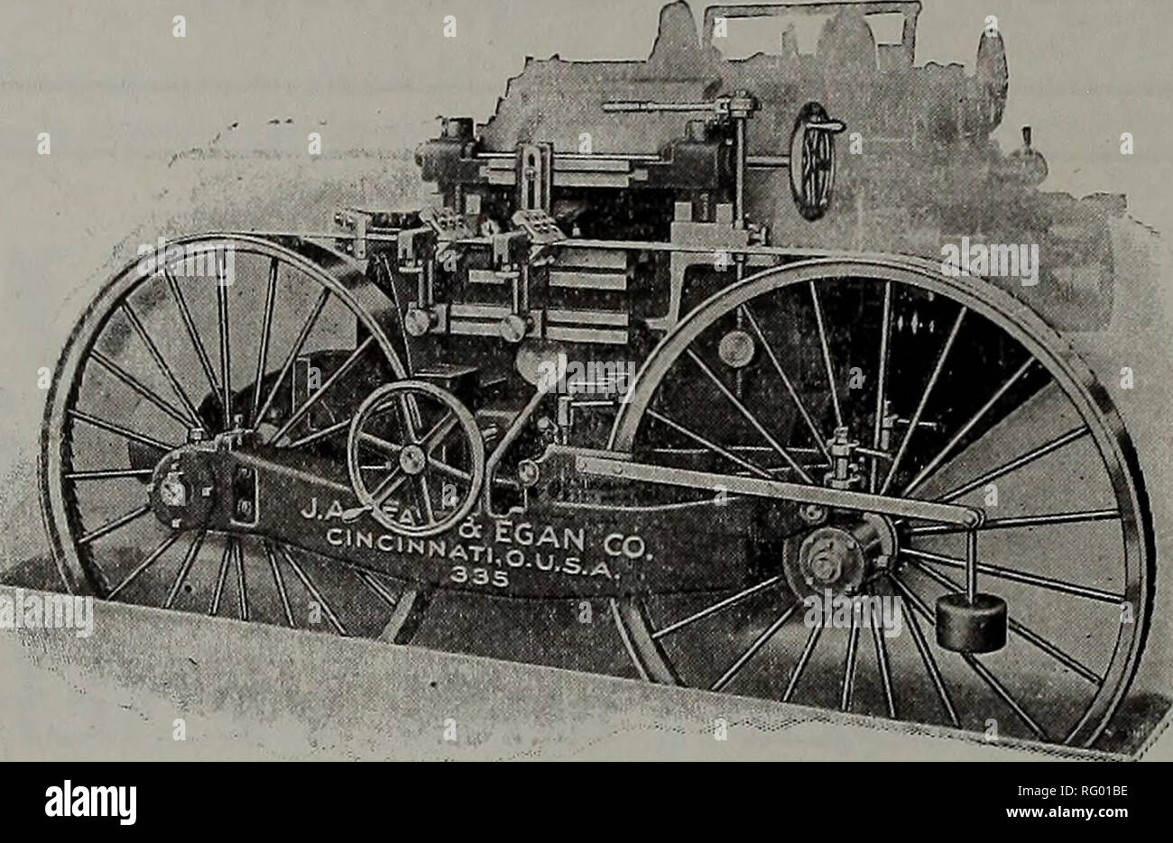 . Canadian Forest industries Gennaio-Giugno 1913. Macchinoso; le foreste e la silvicoltura; prodotti di foresta; polpa di legno Industria; legno industrie utilizzatrici. 66 CANADA LUMBERMAN E falegname perché pagare quattro uomini per produrre schierandosi conico, nave-lap, pavimento, soffitto e shooks a 75 ft. al min. quando due uomini può produrre un grado superiore di le stesse cose a 200 ft. al min.? -Non è certamente una buona politica aziendale a pagare due volte tanto per la fabbricazione di 75 ft. di legname quando è possibile ottenere 200 ft. e ancor più al minuto per una metà della , , . ho FAY-EGAN il costo della manodopera utilizzando un "lampo" n. 333-335 Matcher - R Foto Stock