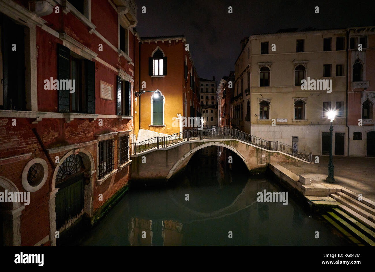 Canali e romantiche luci di Venezia in serata, Italia Foto Stock