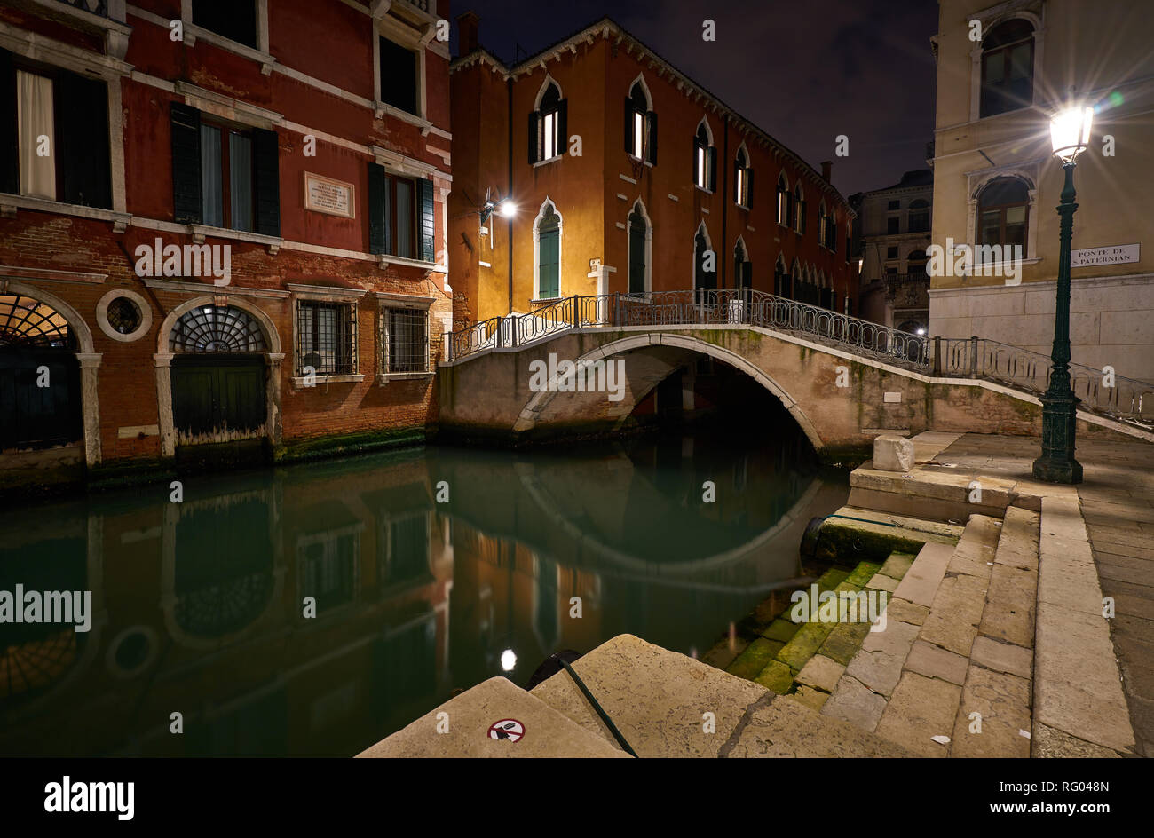 Canali e romantiche luci di Venezia in serata, Italia Foto Stock