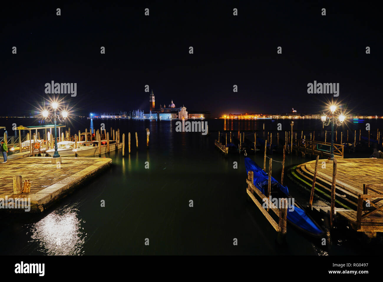 Canali e romantiche luci di Venezia in serata, Italia Foto Stock