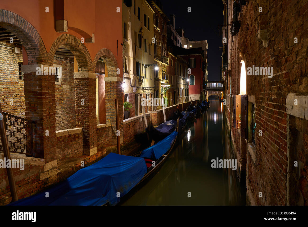 Canali e romantiche luci di Venezia in serata, Italia Foto Stock