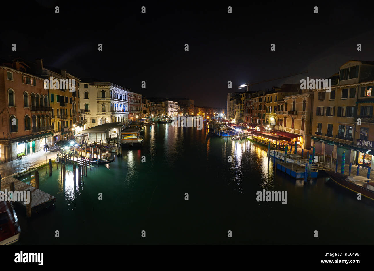 Canali e romantiche luci di Venezia in serata, Italia Foto Stock
