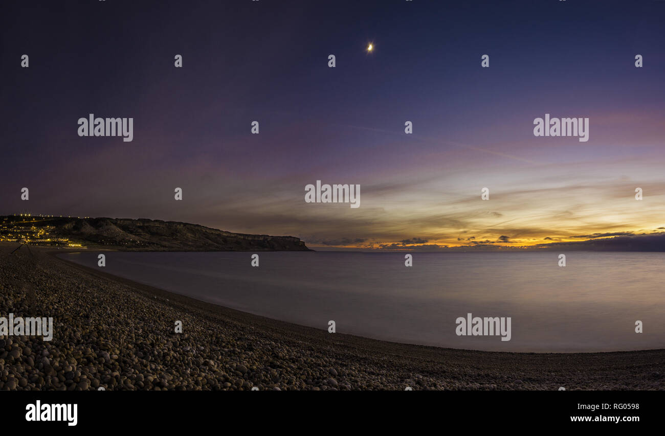 La luna e le stelle a Chesil Cove, Ferrybridge, Chesil, Dorset, Regno Unito - Weymouth Foto Stock