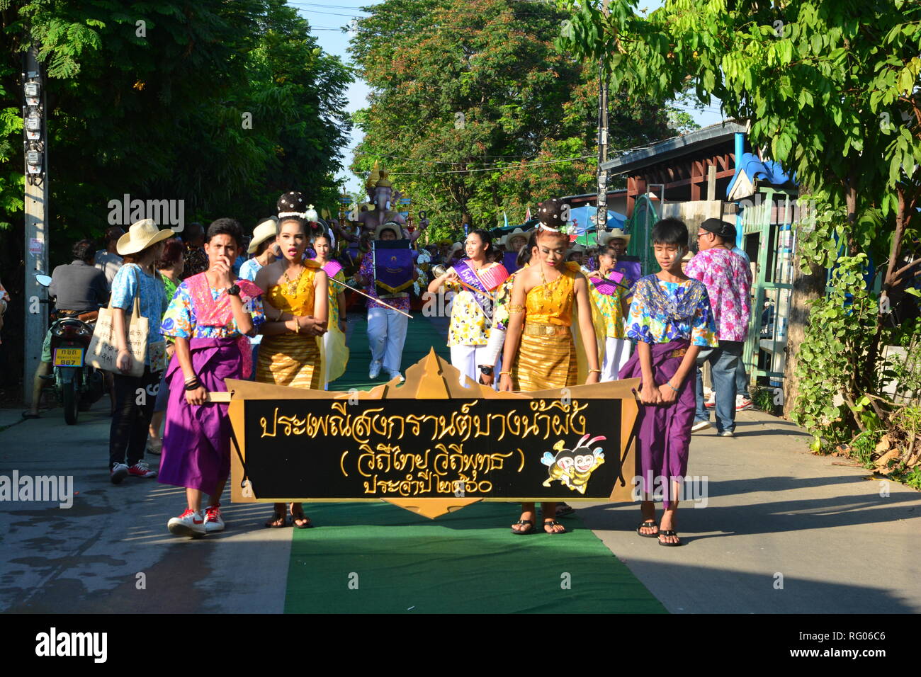 Samut Prakan,Thailandia-Aprile 14,2017: Songkran Festival in stile Thai-Mon, Songkran Festival a Bang Nam Phueng, Phra Pradaeng Foto Stock