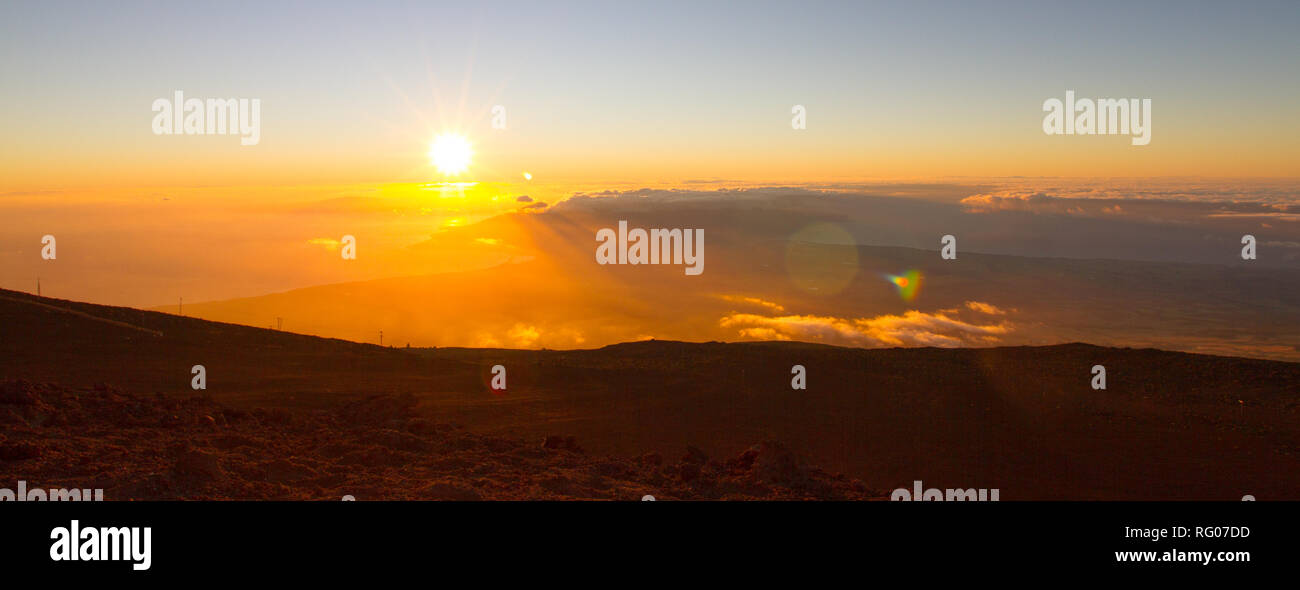 Atemberaubender Sonnenuntergang auf dem Haleakala auf der Insel Maui, Hawaii Foto Stock