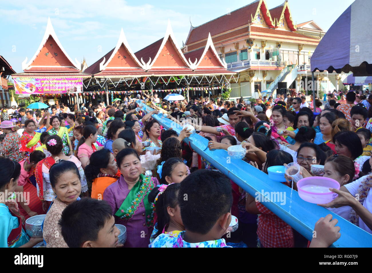 BANGKOK, Tailandia-Aprile 16,2017: celebra il Songkran Festival in stile Thai-Mon, al Tempio Bangkradi, bangkuntien, acqua versando a Buddha stat Foto Stock